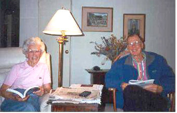 찰스 B 모펫 씨의 아버지인 고 하워드 F 모펫 씨(오른쪽)와 어머니 고 델라 모펫 씨의 생전 모습. 집 응접실 벽면에 엘리자베스 키스 작가의 한국 그림들이 걸려있다. 찰스 B 모펫 씨 제공