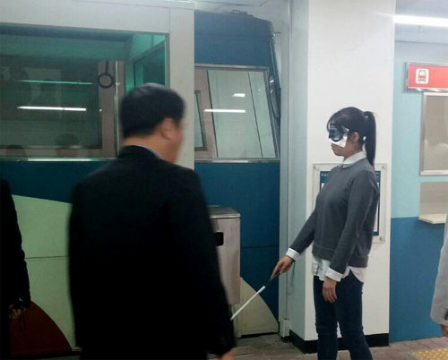본보 김수연 기자(오른쪽)가 15일 서울 강북구 삼각산로 국립재활원에서 시각장애 체험을 하고 있다. 지팡이만으로는 길의 모양을 알기 어려워 같은 자리에서 1분 넘게 맴돌았다. 보건복지부 제공