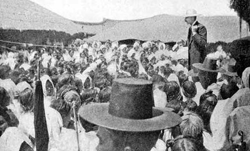 1891년 새뮤얼 A 모펫 목사가 평양 땅에서 노상 전도하던 모습. 숭의마펫기념교회 제공
