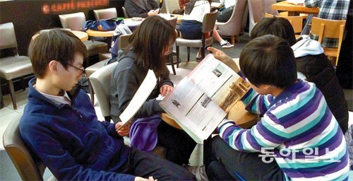 최근 카페에서 공부하는 청소년인 이른바 ‘카공족’이 늘고 있다. 사진은 중간고사 기간을 맞아 서울 양천구의 한 카페에 모여 문답식으로 퀴즈를 내며 공부하는 중학생들. 윤지혜 기자 yooon@donga.com