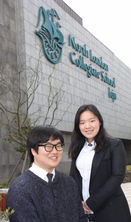 NLCS Jeju Year13에 재학 중인 한준규 군(왼쪽)과 천유정 양은 “NLCS Jeju 교육프로그램만으로 해외 명문대 입학에 성공했다”고 말했다.