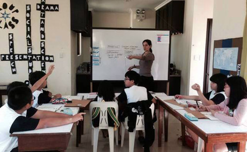 스파르타 영어캠프 참가 학생들이 원어민 강사와 토론수업을 하는 모습.