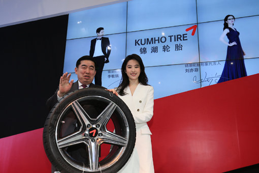 금호타이어 홍보대사인 중국의 톱스타 류이페이(오른쪽)와 조재석 금호타이어 중국대표 부사장이 20일 중국 상하이에서 열린 2015 상하이 모터쇼 금호타이어 전시관에서 포즈를 취하고 있다. 사진제공｜금호타이어