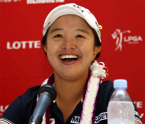 미국여자프로골프(LPGA)투어 롯데챔피언십에서 우승한 김세영(22·미래에셋)이 19일 대회가 끝난 하와이 코올리나 골프장에서 환하게 웃으며 인터뷰하고있다. 롯데 제공
