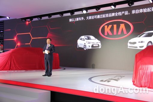 기아자동차가 21일 중국 상하이오토쇼에 참가해 현지 전략차량을 소개하고 있다. 사진=조창현 동아닷컴 기자
