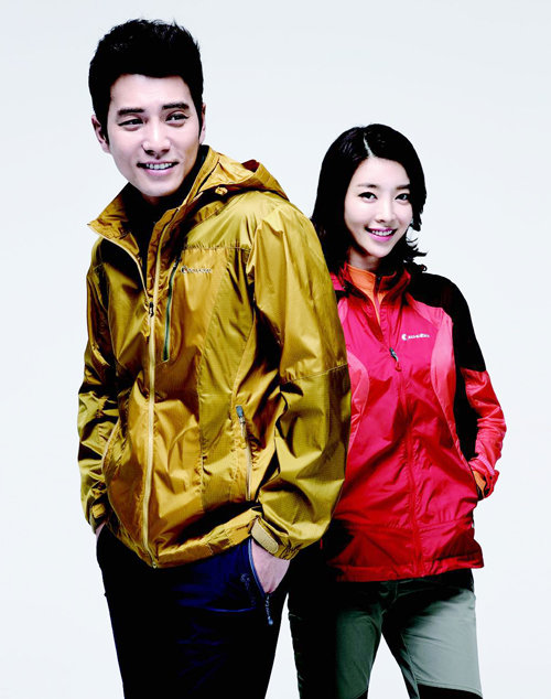 로간 윈드 재킷을 착용한 에코로바 모델 주상욱(왼쪽).