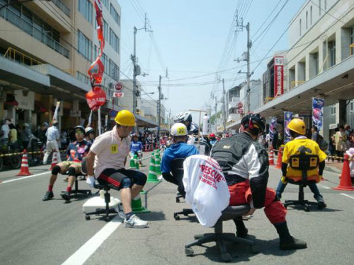 사무 의자 레이싱 대회 모습. 사진= 도쿠시마현 나루토시상가 홈페이지 캡처