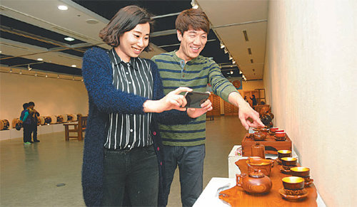 “목공예 구경오세요” 21일 대구 동구 아양아트센터에서 열린 목공예 전시회에서 관람객이 작품 사진을 찍고 있다. 행사는 26일까지 계속된다. 대구 동구 제공