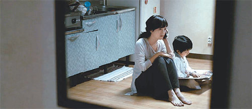 전주국제영화제 한국 영화 경쟁부문 진출작인 영화 ‘코인라커’는 남편이 진 도박 빚 때문에 고통받는 여인의 이야기를 담았다. 전주국제영화제 제공