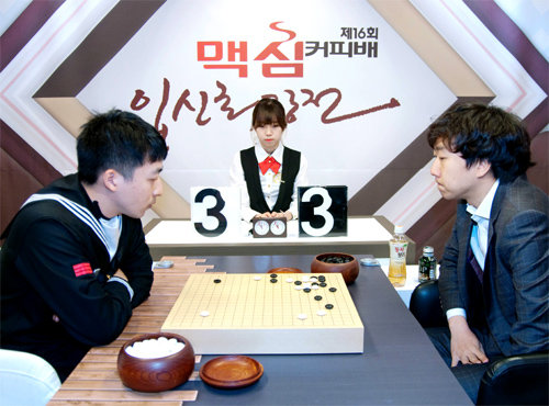 맥심커피배 결승1국에서 홍성지 9단(왼쪽)이 최철한 9단에게 이겼다. 사이버오로 제공