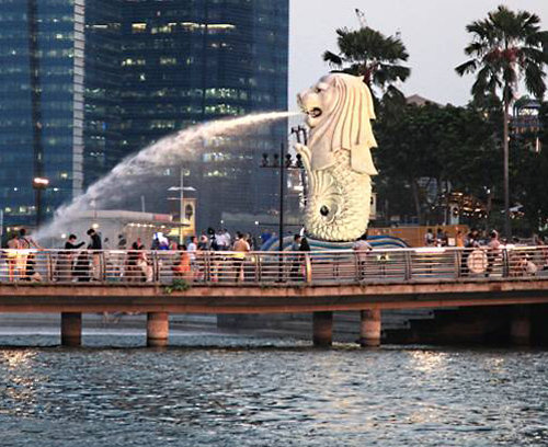 싱가포르강 하구 마리나베이의 워터프런트에 자리잡은 머라이언 상. 인어 몸에 사자 머리로 융합DNA의 싱가포르를 극명하게 보여 주는 대표적인 상징물이다.