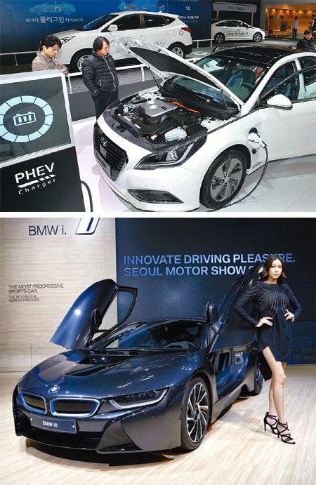 최근 경기 고양시 한류월드로 킨텍스에서 열린 ‘2015 서울모터쇼’에서 관람객들이 현대자동차의 ‘쏘나타 플러그인 
하이브리드차(PHEV)’를 살펴보고 있다(위쪽 사진). BMW코리아는 위로 젖혀져 열리는 시저 도어가 특징인 PHEV 스포츠카 
‘i8’을 선보였다. 현대자동차·BMW코리아 제공