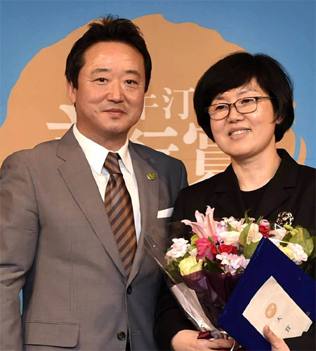 임선영 씨(오른쪽)와 이웅열 코오롱그룹 회장. 코오롱그룹 제공