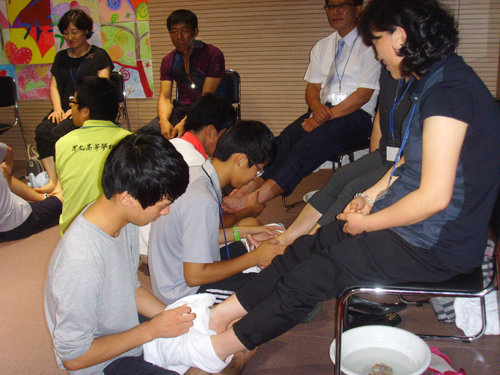 마음공부 프로그램에 참여한 원광고등학교 학생들이 부모의 발을 씻어주며 고마움을 표시하고 있다. 원광중과 여중, 원광고와 여고, 원광정보예술고가 속한 인창학원의 마음 공부는 새로운 인성교육 프로그램으로 주목받고 있다. 인창학원 제공