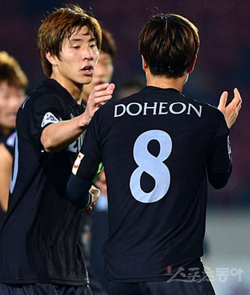 성남FC 김두현(오른쪽)은 해외무대에서 ‘KIM DO HEON’이라는 이름을 사용해왔다. 여권 발급 과정에서 생긴 착오 때문이다. 김두현은 제대로 된 영문 이름을 되찾길 원하고 있다. 성남｜김진환 기자 kwangshin00@donga.com