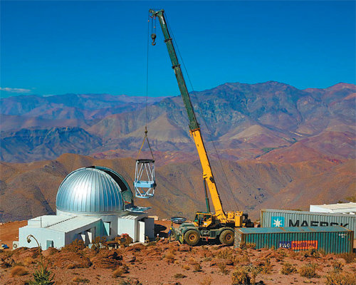 칠레 북부 토롤로 산에 ‘외계행성탐사시스템(KMTNet)’을 구축하는 과정에서 망원경 경통을 천문대 안으로 옮기고 있다. 지금은 모든 시설을 완공하고 시험 관측을 진행하고 있다. 한국천문연구원 제공