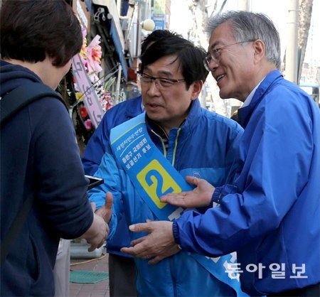 “잘 부탁합니다” 새정치민주연합 문재인 대표(오른쪽)가 24일 경기 성남시 중원구 상대원동을 찾아 4·29 재·보선에 출마한 정환석 후보(가운데)와 함께 주민들에게 지지를 호소하고 있다. 성남=홍진환 기자 jean@donga.com