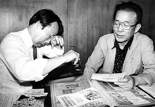 독자 김영무 씨(오른쪽)가 자신의 보관파일에서 삐라를 찾아 보여주자 삐라 속 사진의 주인공 김성칠 씨가 너무나 감격해 눈물을 흘리고 있다. 1990년 6월 촬영한 것이다. 동아일보 DB