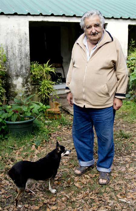 애완견과 함께 서 있는 호세 무히카 전 대통령. 21세기북스 제공