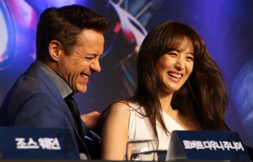 에벤져스2의 수현(사진 오른쪽)과 로버트 다우니 주니어(사진 왼쪽)