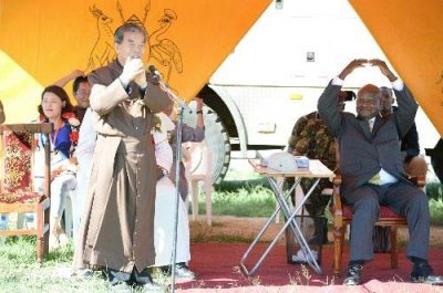 오웅진 신부(왼쪽)의 권유로 무세베니 우간다 대통령이 팔을 머리 위로 올려 꽃동네식 ‘사랑합니다’  인사하고 있다.