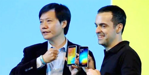 중국 스마트폰 제조업제 샤오미가 23일(현지 시간) 인도 수도 뉴델리에서 새 스마트폰 ‘Mi(미)4i’ 출시 행사를 가졌다. 레이쥔(雷軍) 샤오미 회장(왼쪽)과 휴고 바라 부회장(오른쪽)이 신제품을 선보이고 있다. 샤오미 홈페이지