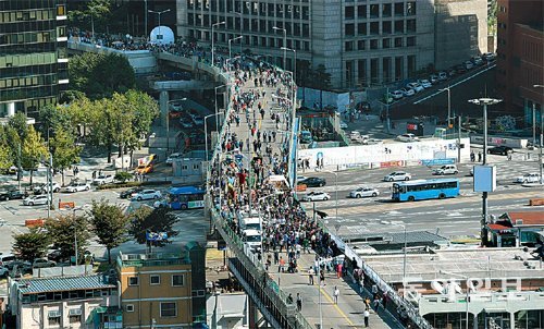 지난해 10월 서울시는 서울역 고가도로의 차량 통행을 차단하고 시민들이 자유롭게 거닐 수 있도록 시민 개방 행사를 가졌다. 양회성 기자 yohan@donga.com