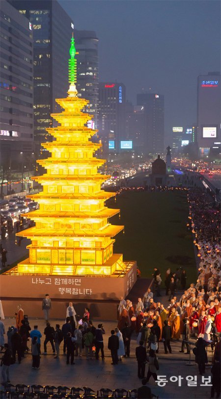 지난해 서울 광화문광장에서 열린 연등회에서 불을 밝힌 미륵사지 9층석탑 모형 등. 조계종은 다음 달 15∼17일 광화문광장 등에서 연등회를 개최한다.
동아일보DB