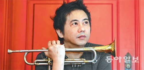 24일 서울 이태원에서 만난 트럼페터 이주한. 드라마 ‘앵그리맘’의 음악을 맡은 그는 “학교를 다룬 드라마를 보면서 외교관 아버지를 따라 이란, 미얀마, 일본, 수리남, 미국을 오가던 나의 혼란스러운 청소년기가 떠올랐다. 당시 작곡과 연주에 매달리며 외로움을 잊었다”고 회고했다. 김미옥 기자 salt@donga.com