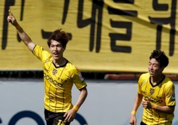 “두 골째야” 프로축구 전남 이창민(왼쪽)이 26일 K리그 클래식 전북과의 경기에서 두 번째 골을 성공시킨 뒤 세리머니를 하고 있다. 이창민은 이날 2골을 몰아넣으며 선두 전북에 첫 패를 안겼다. 한국프로축구연맹 제공