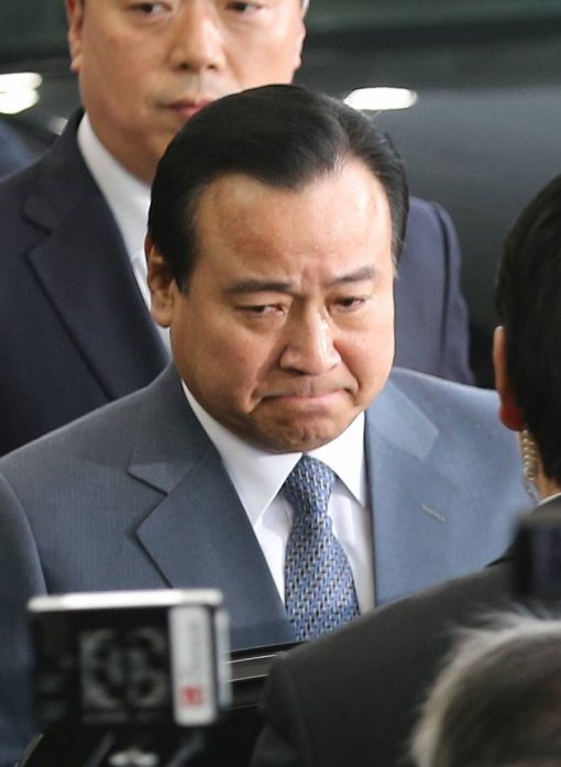 이완구 국무총리가 ‘성완종 파문’에 휩싸여 사의를 표명한 지 일주일 만인 27일 오후 이임식을 마치고 정부서울청사를 떠나면서 울먹이고 있다.