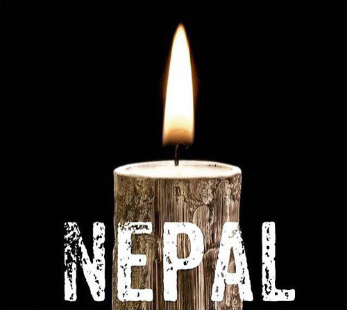 ‘네팔을 위해 기도하자’ SNS 추모 ‘더
집시주얼’이란 이름을 쓰는 한 서양 누리꾼이 자신의 트위터에 촛불 사진을 올려 네팔 대지진 피해자들을 추모하고 있다. 현재 
트위터, 페이스북 등 각종 소셜미디어에는 ‘네팔을 위해 기도하자(#Pray for Nepal)’는 내용으로 각국 누리꾼들이 올린 
위로와 격려 메시지가 봇물 터지듯 나오고 있다. 사진 출처 더집시주얼 트위터