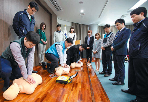 코레일공항철도 직원들이 최근 강당에 모여 인체 모형을 이용해 심폐소생술을 연습하고 있다. 직원 430여 명은 매달 응급환자 발생에 따른 안전조치 교육을 받는다. 코레일공항철도 제공