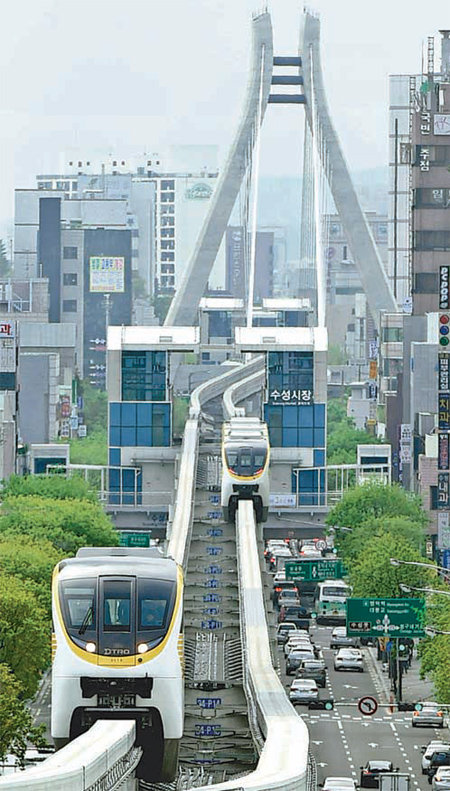 대구도시철도 3호선 모노레일이 수성구 명덕로 수성시장역 구간을 달리고 있다.