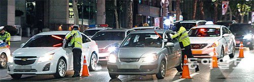 서울 강남구 테헤란로에서 경찰들이 음주운전 단속을 하고 있다. 동아일보DB