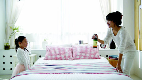 가정집에 한 어머니가 침대에 세균이 포함된 미세먼지를 없애기 위해 청소를 하고 있다. 네이처아이 제공