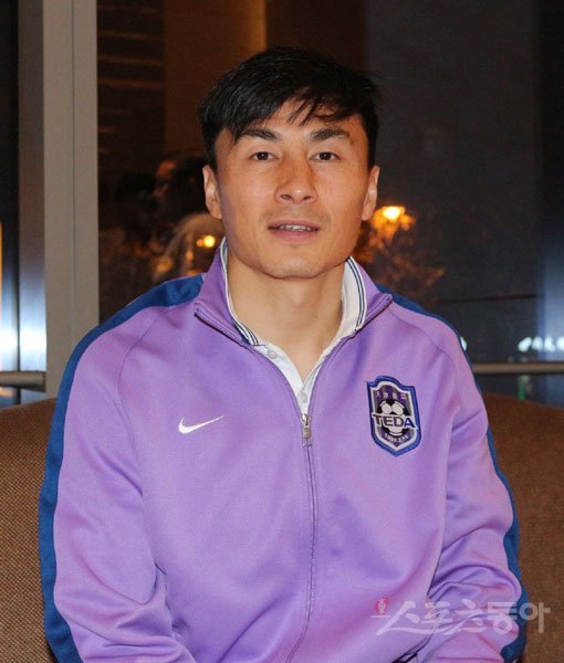 ‘중국축구의 레전드’ 리웨이펑은 자신의 축구인생에서 가장 되돌리고 싶은 시간으로 K리그 수원삼성에서 뛴 2시즌을 꼽았다. 거친 플레이로 한때는 ‘증오의 대상’이었던 그는 짧은 한국축구 경험을 통해 새로운 자신을 발견했다고 밝혔다. 스자좡(중국)｜남장현 기자