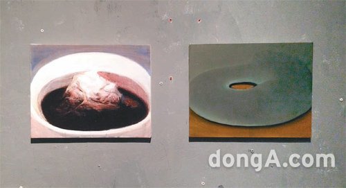 이은새 씨의 유채화 ‘The melting coffee’(왼쪽)와 ‘짓눌린 도너츠’. 손택균 기자 sohn@donga.com