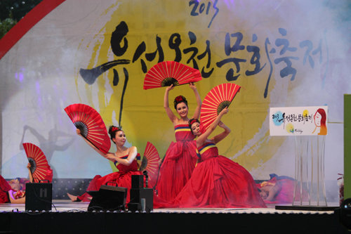 천년 역사를 지닌 대전 유성온천에서 5월 8일부터 사흘간 온천문화축제가 열린다. 어가행렬 등 퍼레이드와 무대공연, 그리고 무료 족욕체험장 등 100개 프로그램이 마련됐다. 유성구청 제공