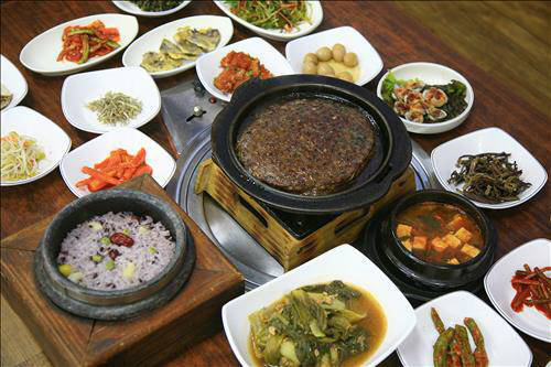단양 마늘정식(한우마늘떡갈비, 마늘돌솥밥). 한국관광공사 제공