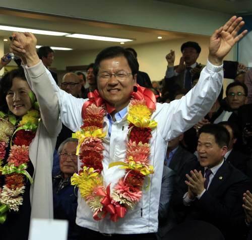 4.29 재보선 광주 서구을 무소속 천정배 후보가 당선확정이 발표되자 꽃다발을 목에 걸고 환호 하고 있다. 광주=박영철 기자