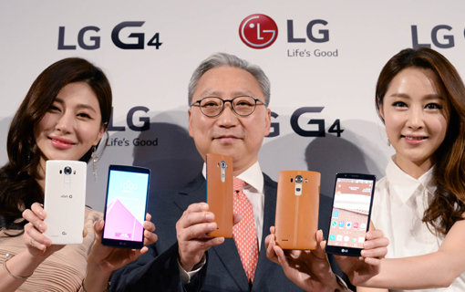 29일 서울 코엑스 메가박스에서 열린 기자간담회에서 LG전자 조성하 부사장(가운데)과 모델들이 LG전자의 새로운 스마트폰 G4를 소개하고 있다. 사진제공｜LG전자