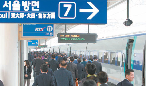 KTX 포항역에서 승객들이 서울행 열차에 탑승하고 있다. 포항시 제공