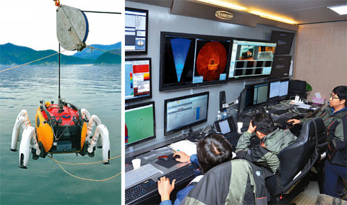 28일 충남 태안군 마도 해역에서 해저로봇 ‘크랩스터 CR200’이 바다로 투입되고 있다(왼쪽 사진). 원격제어실에서는 로봇이 실시간으로 보내오는 바닷속 영상을 보면서 로봇을 움직이고 있다. 문화재청 제공