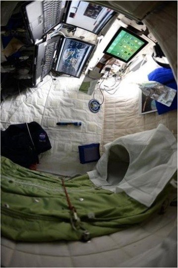 우주선 안 침실 모습. 사진=스캇 캘리 SNS