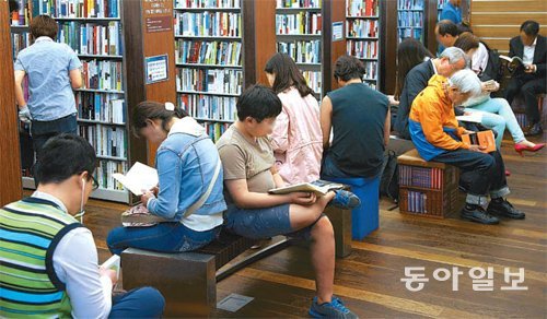 “이런 태도 본받읍시다” 서울 종로구 교보문고 광화문점에서 시민들이 지정된 자리에서 책을 읽는 모습. 하지만 서점을 찾는 사람들 중에는 통로에 앉아 책을 읽어 불편을 초래하는 경우도 있다. 양회성 기자 yohan@donga.com