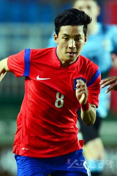 예상치 못했던 신성의 등장이다. 임민혁(수원공고)은 29일 수원월드컵경기장에서 열린 2015 수원JS컵 U-18 국제청소년축구대회 우루과이전에서 여유 있는 경기운영으로 한국축구의 미래를 밝혔다. 수원｜김민성 기자 marineboy@donga.com