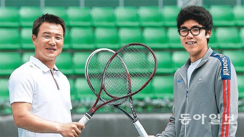 한국 테니스의 전설인 이형택(왼쪽)과 최근 세계랭킹 88위에 오르며 한국 테니스의 희망으로 떠오른 정현이 30일 서울 올림픽공원 테니스코트에서 만났다. 전영한 기자 scoopjyh@donga.com