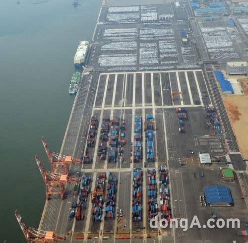 대표적 수출항인 평택항 콘테이너 부두가 군데군데 비어 있다 (사진= 동아DB)
