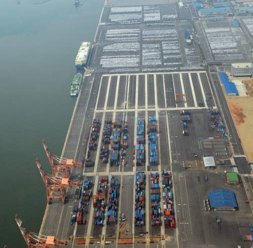 수출부진으로 비어있는 항구 (사진 동아DB)